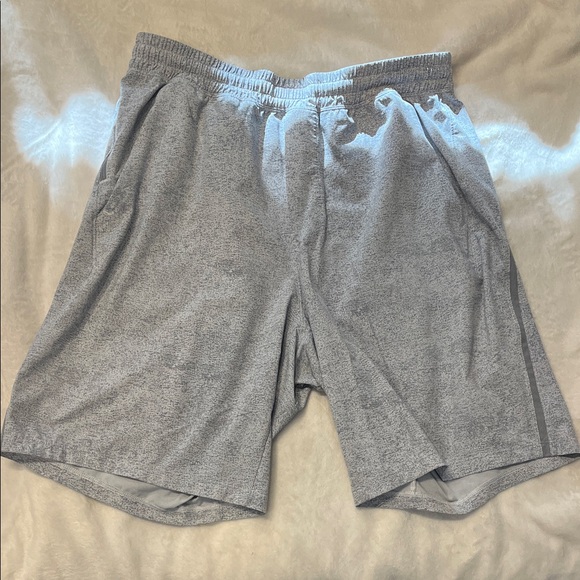 Men's Lululemon Gray Athletic Shorts 9” Inseam Size Large - Picture 1 of 2